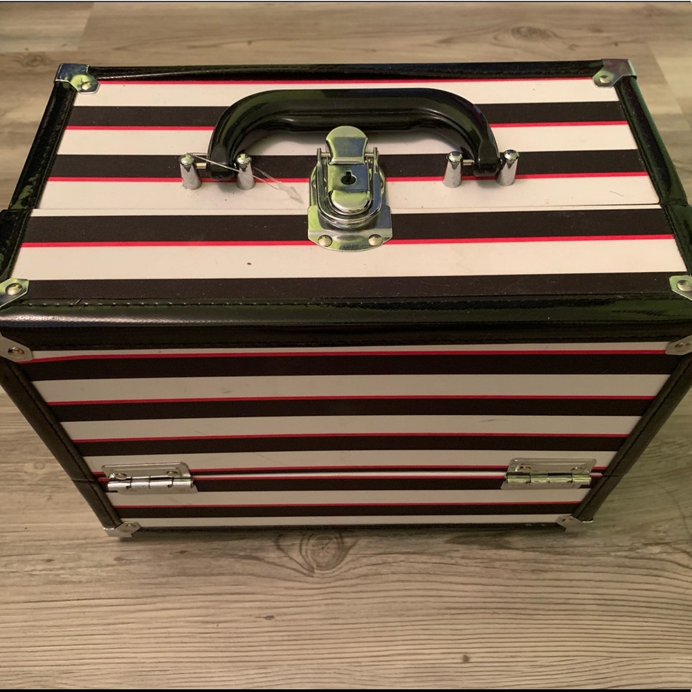 makeup train case
